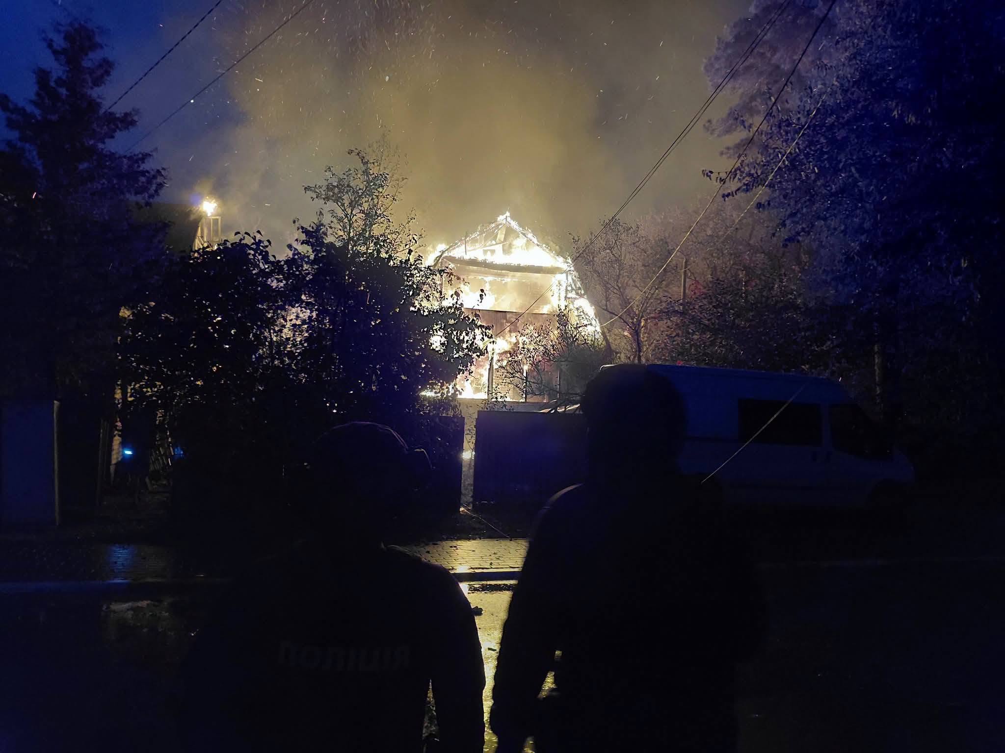Пожежа у будинку, яка спалахнула внаслідок ворожої атаки