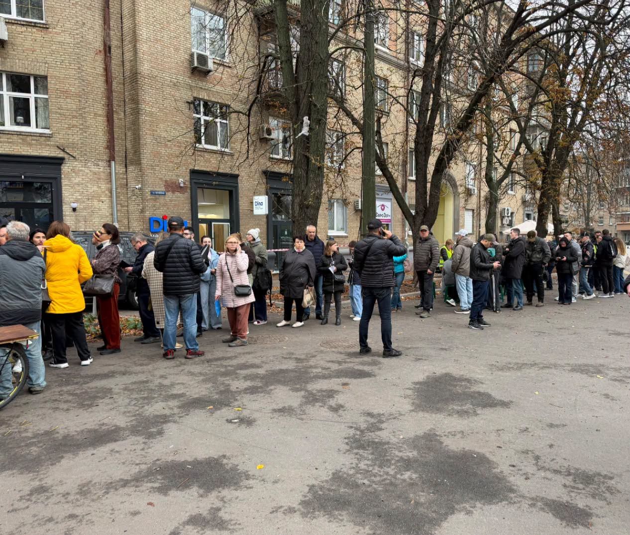 Біля пункту допомоги жителям пошкоджених будинків утворилася черга