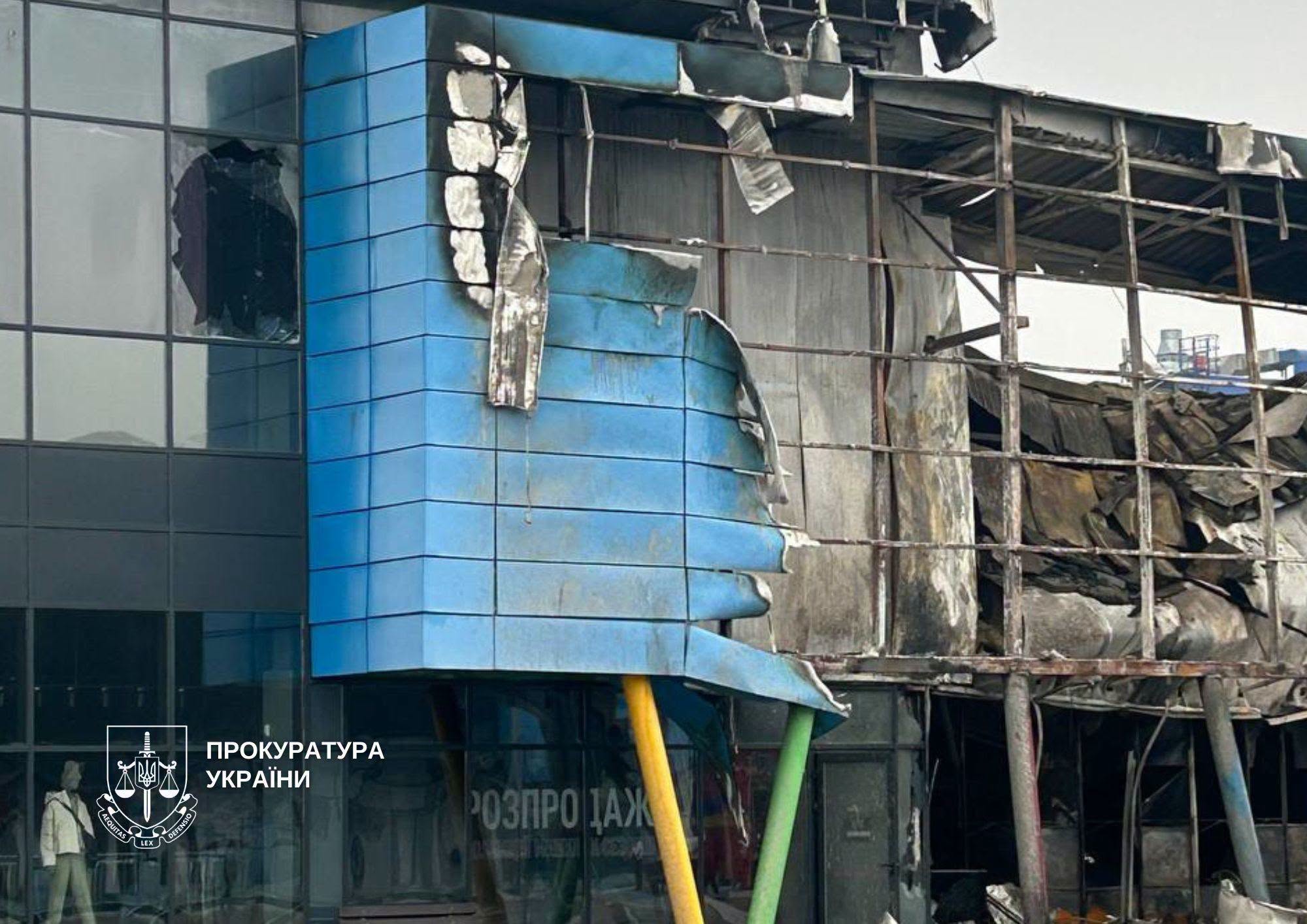 Внаслідок нічної атаки в Києві пошкоджено ритейл-парк «Почайна» фото 1