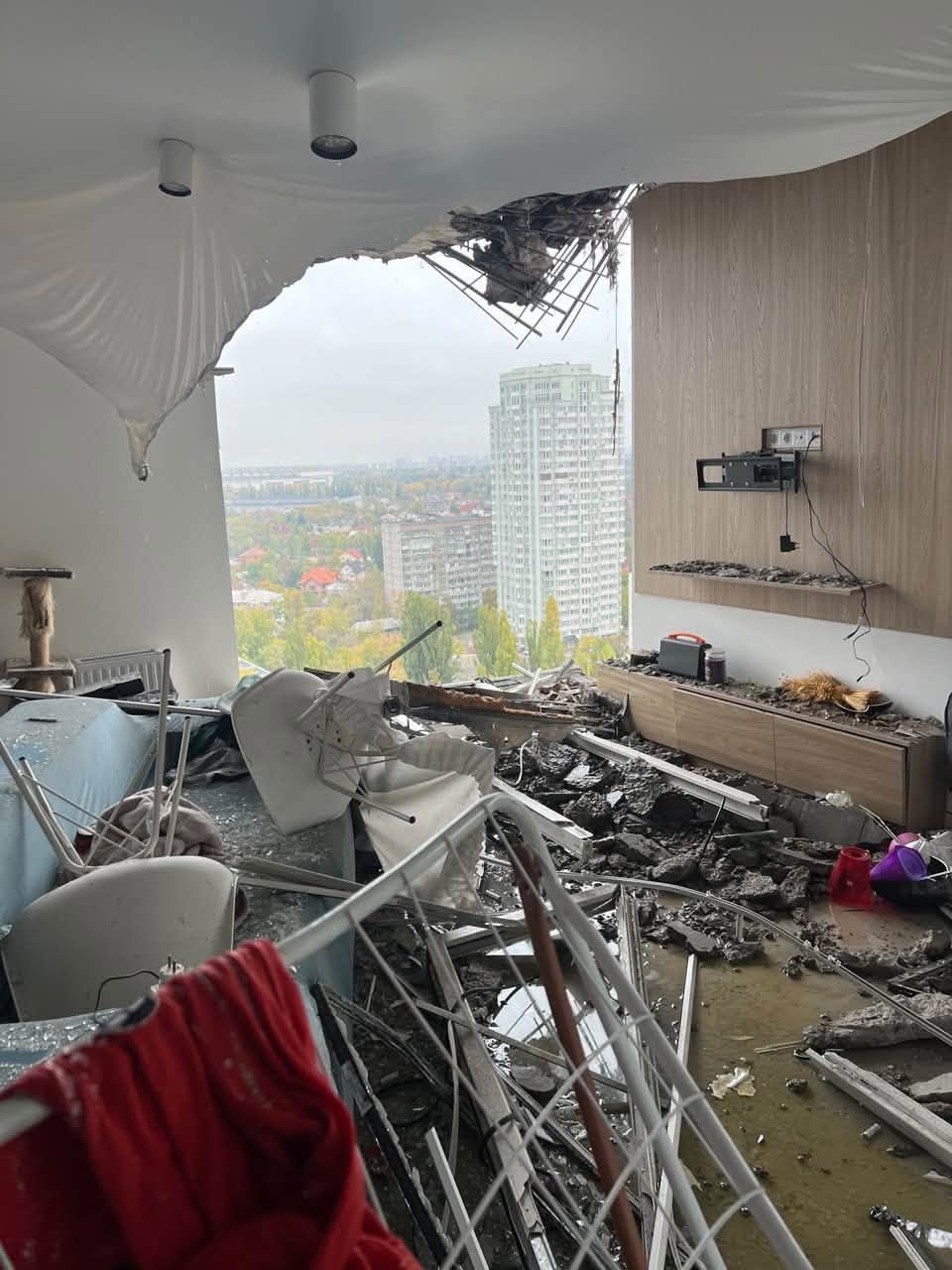 Народна депутатка показала, що скоїли росіяни з квартирою її доньки (фото) фото 2