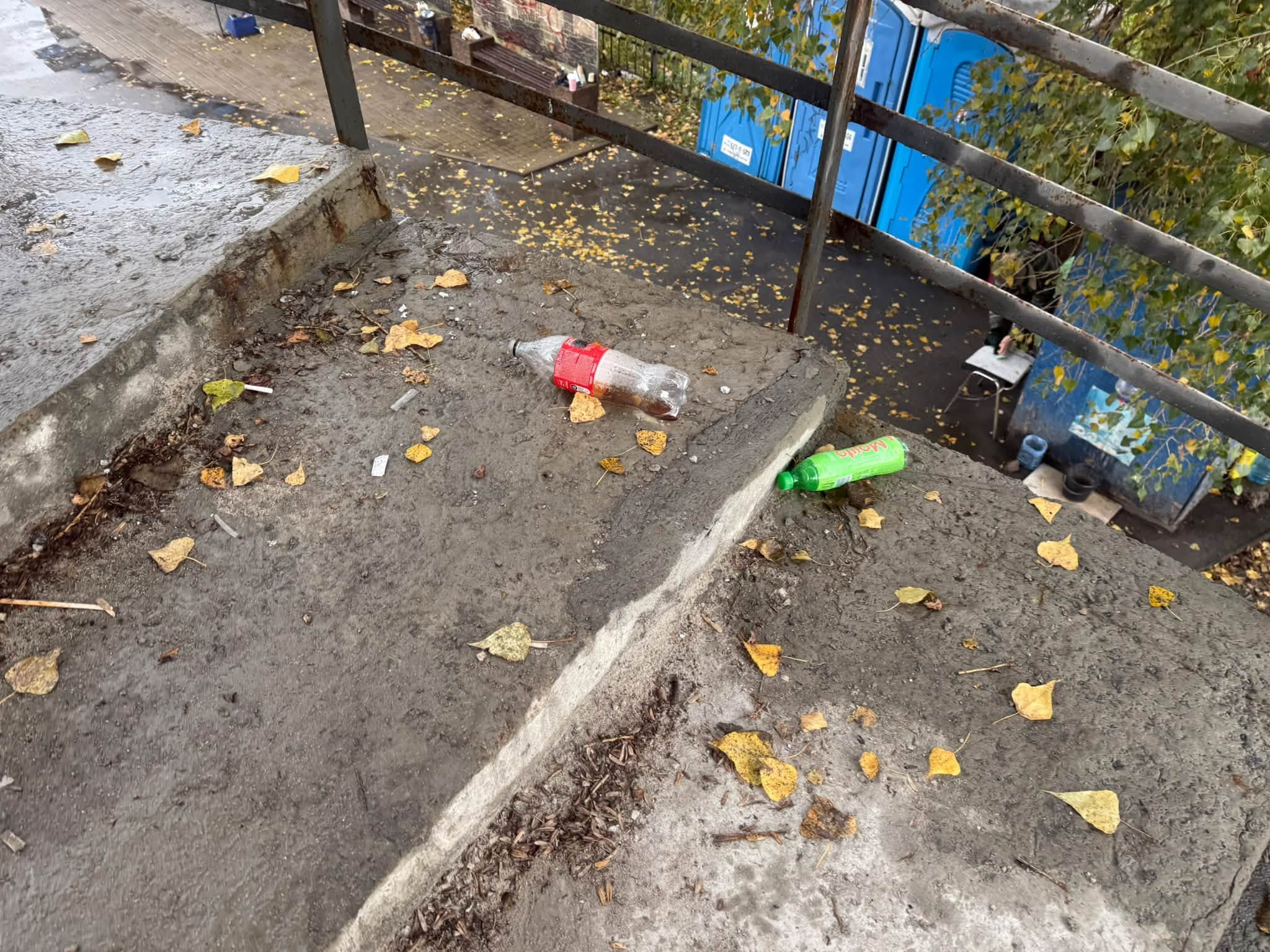 Активісти просять комунальників прибрати сміття на гвинтових сходах мосту, якими зараз активно користуються пішоходи