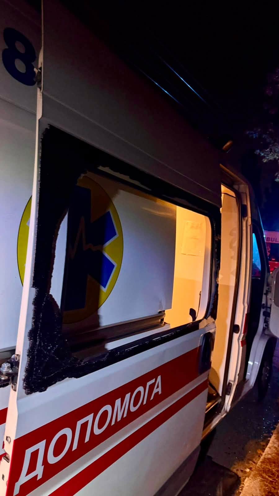 Авто екстреної медичної допомоги потрапило під обстріл