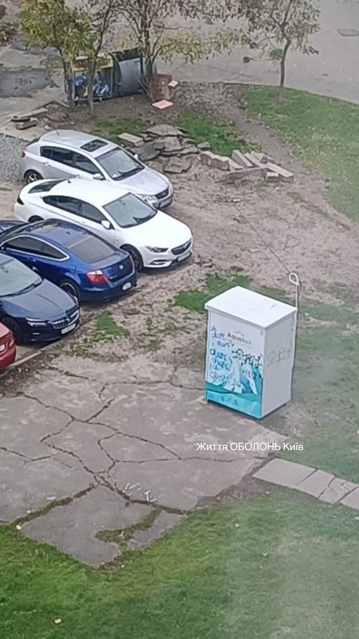 Коробки з водоматами почали з'являтися просто посеред житлових дворів