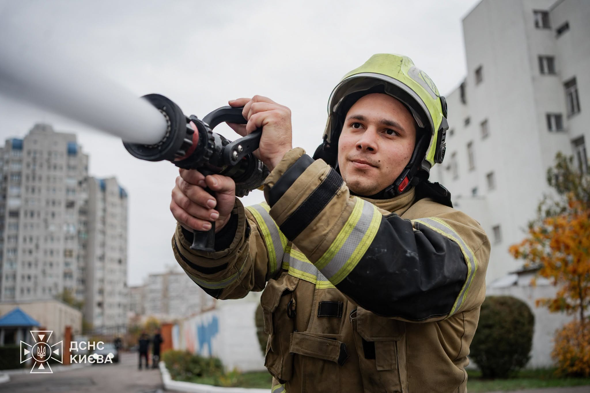 Молоді колеги від душі поливали досвідченого рятувальника