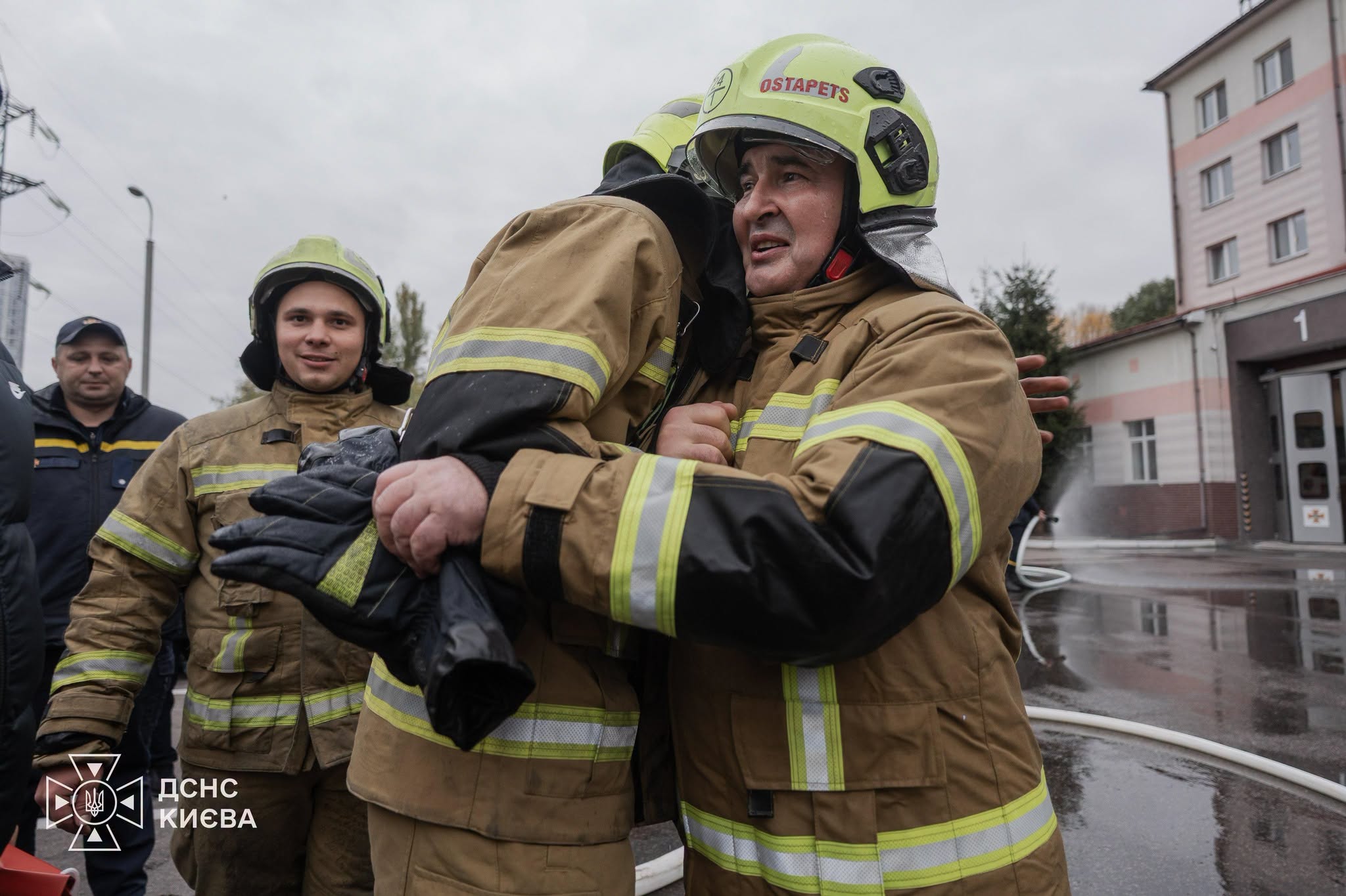 Понад 30 років служби та орден «За мужність»: у Києві пішов на відпочинок легендарний рятувальник фото 6