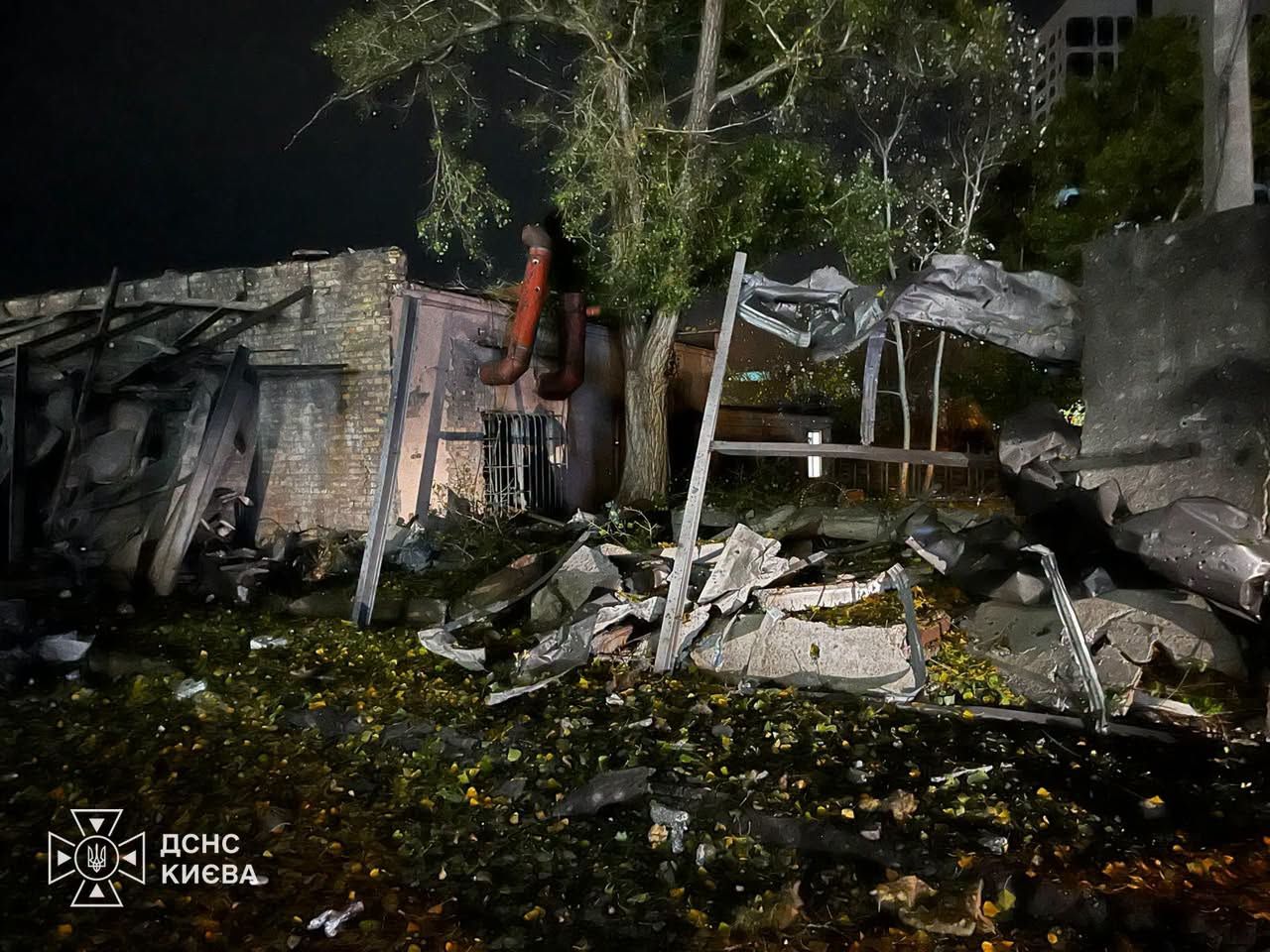 Палали склади та будинки: ДСНС показала наслідки нічного удару по Києву (фото) фото 5
