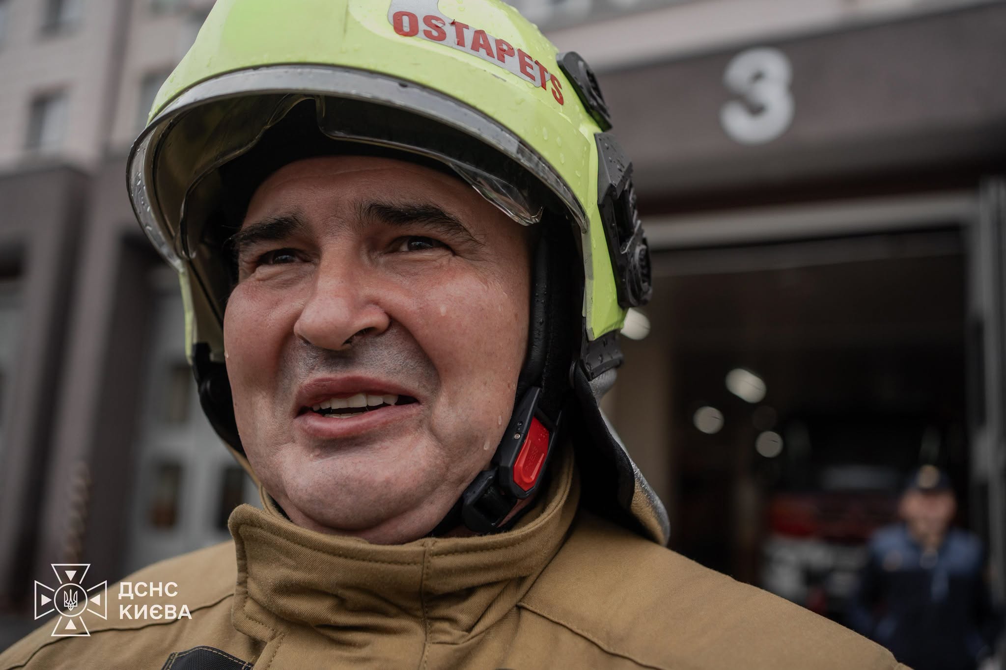 Понад 30 років служби та орден «За мужність»: у Києві пішов на відпочинок легендарний рятувальник фото 7