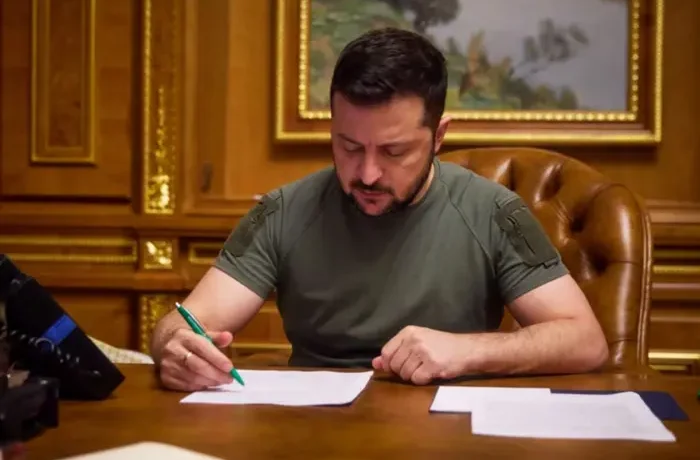 Зеленський скасував сім указів Януковича та Порошенка