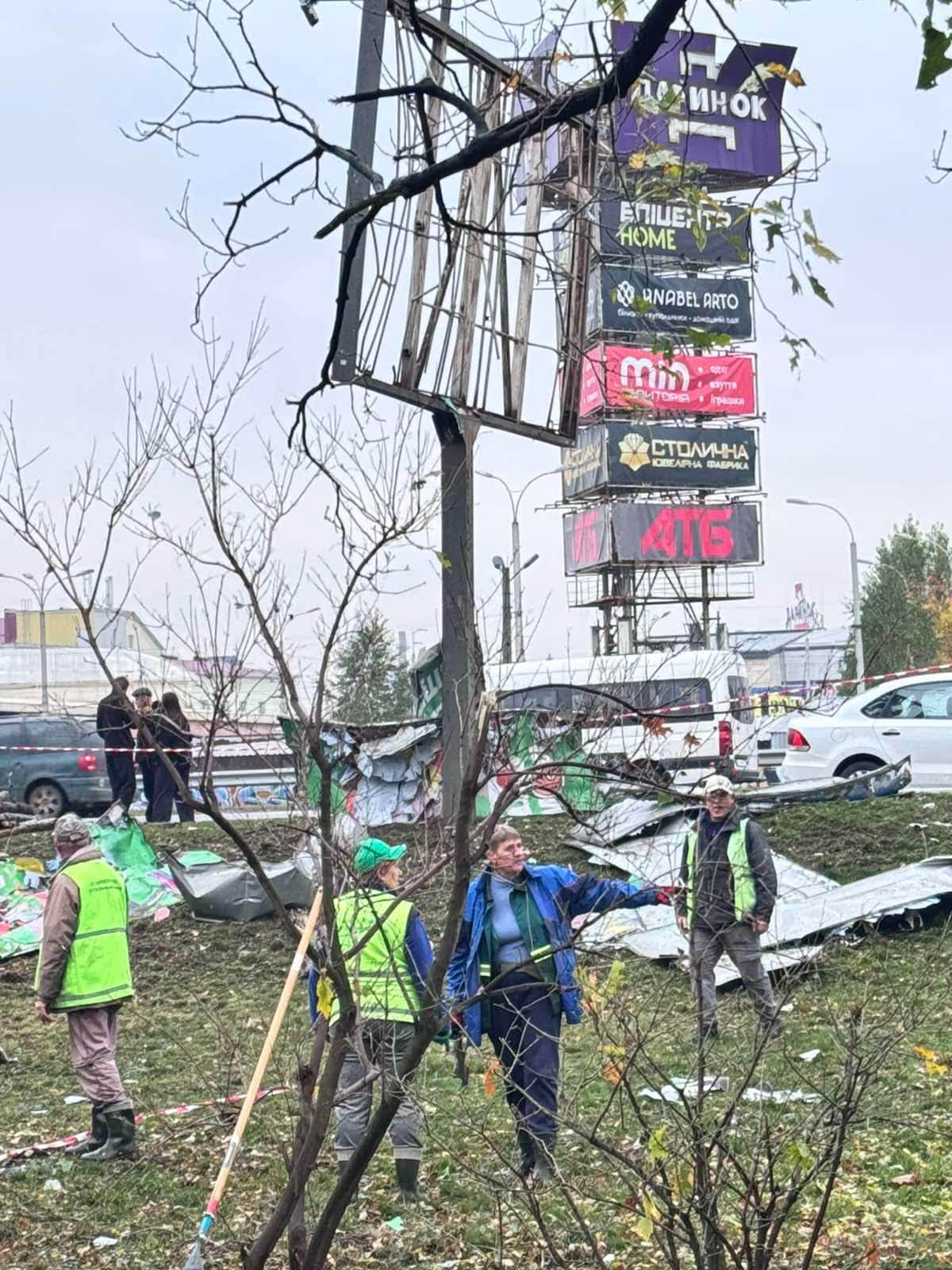 Фахівці прибирають у парку після ворожої атаки