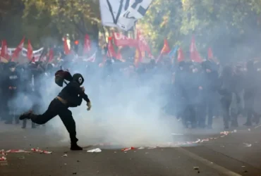 Протести у Франції. Поліція застосувала сльозогінний газ проти мітингувальників