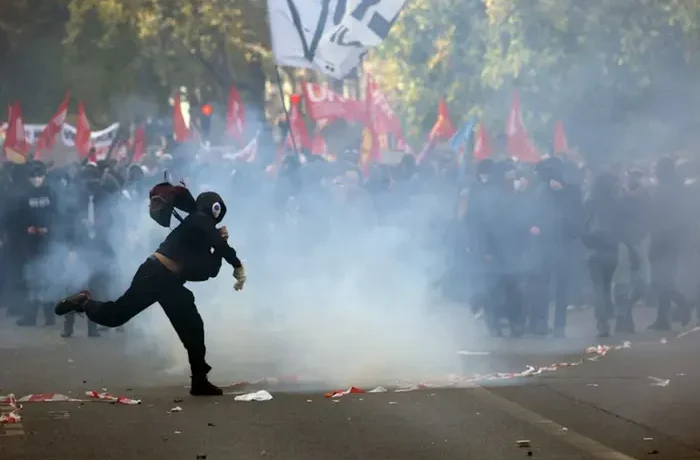 Протести у Франції. Поліція застосувала сльозогінний газ проти мітингувальників