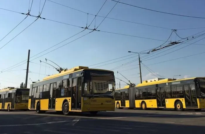 У Києві тимчасово зупинився рух електротранспорту на низці маршрутів