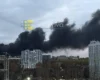 Місто огорнула хмара чорного диму. Атаковано завод РФ, який працює на ракетну програму Кремля (відео)
