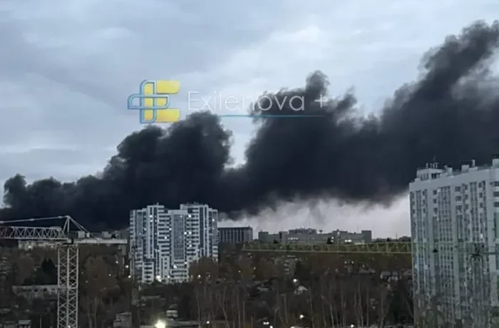 Місто огорнула хмара чорного диму. Атаковано завод РФ, який працює на ракетну програму Кремля (відео)
