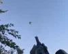 Український воїн знищив ворожий дрон за долю секунди до влучання (відео)
