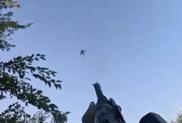 Український воїн знищив ворожий дрон за долю секунди до влучання (відео)