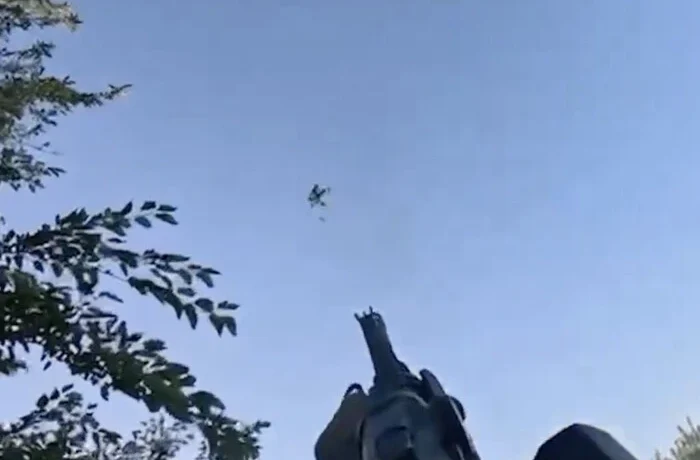 Український воїн знищив ворожий дрон за долю секунди до влучання (відео)