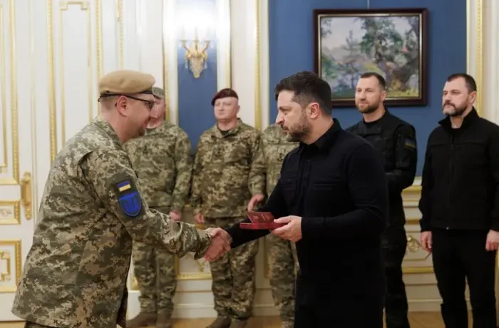 Зеленський відзначив воїнів, які з перших днів вторгнення захищали українські міста