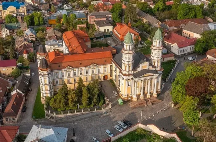 Ужгород б’є рекорди за цінами на оренду: бурхлива реакція соцмереж та меми