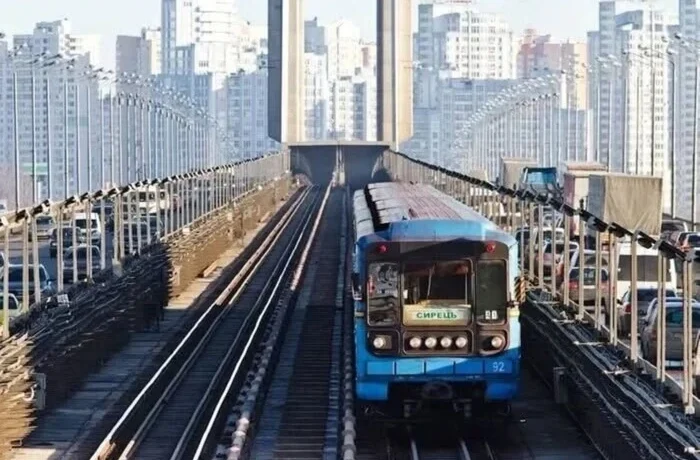 Обмеження на Південному мосту: як курсують поїзди «зеленої» гілки метро у години пік