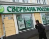 Росіяни почали виводити з банків мільярди