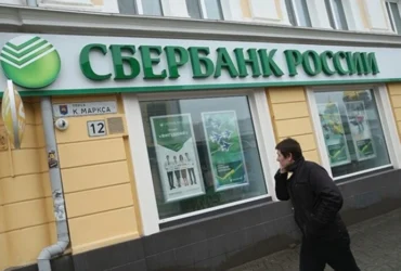 Росіяни почали виводити з банків мільярди