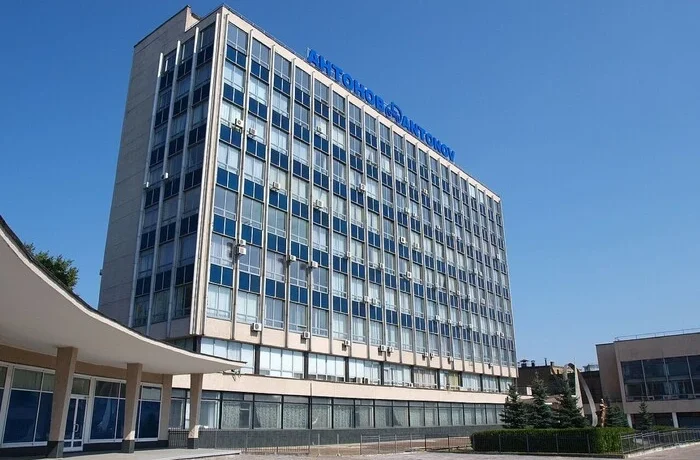 Незадекларована квартира, землі та готівка: що НАЗК знайшло у топменеджера «Антонова»