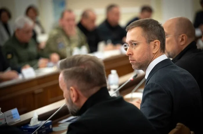 Уряд продасть два великі українські банки