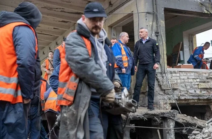 Кличко зробив фотосесію на руїнах станції метро «Чернігівська»