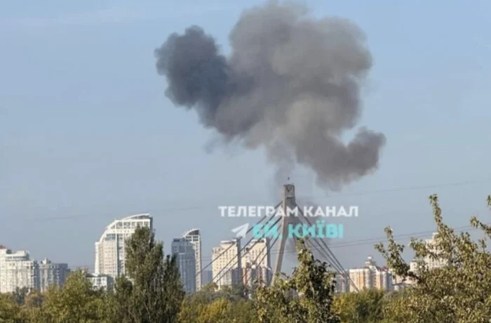 Росія влучила в дорогу на Північному мосту в Києві