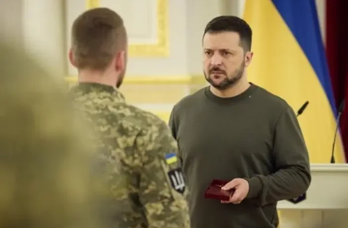 Зеленський вручив сертифікати на квартири Героям України та їхнім родинам