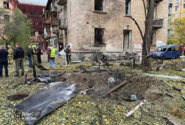 У Печерському районі столиці уламки дрона пошкодили п’ятиповерхівку, є постраждалі (фото)