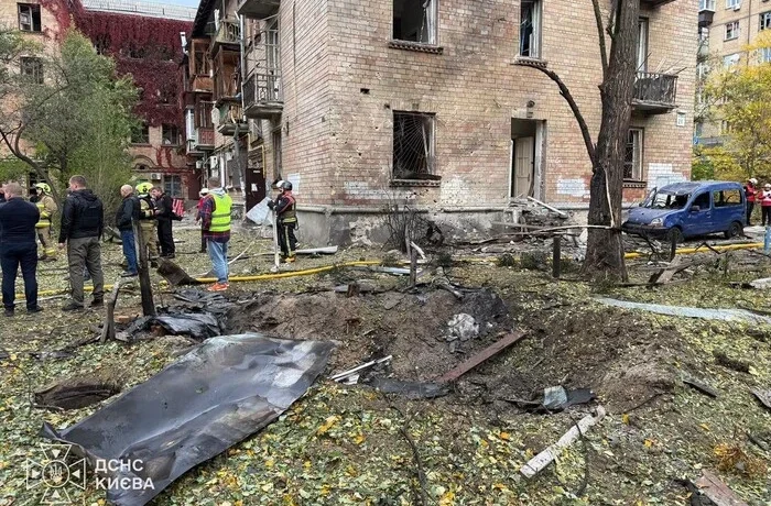 У Печерському районі столиці уламки дрона пошкодили п’ятиповерхівку, є постраждалі (фото)