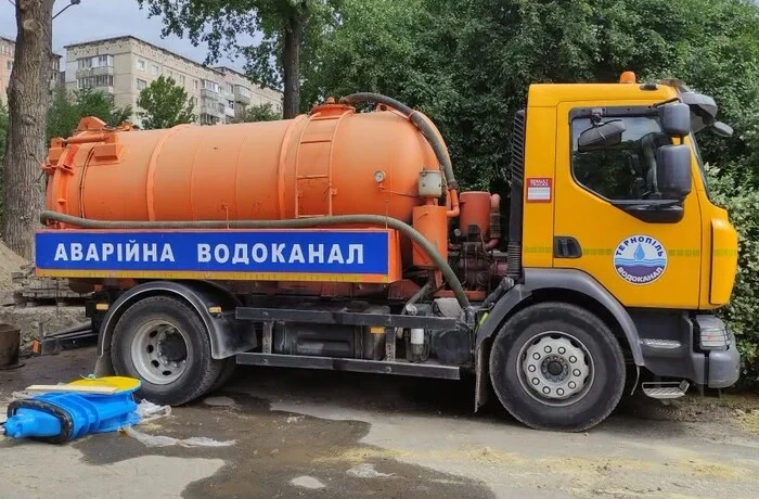 Тернополяни заблокували каналізацію квашеними яблуками