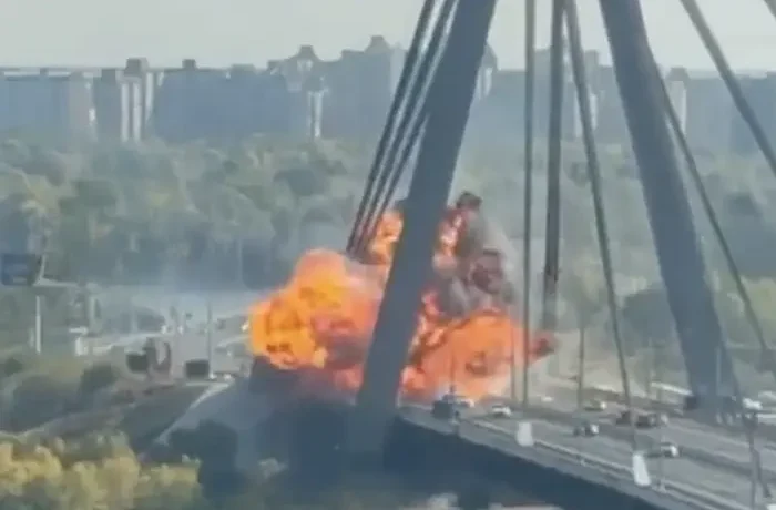 РФ атакувала Північний міст у момент, коли ним їхали автомобілі (відео)