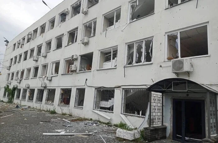 У Києві під час ракетної атаки пошкоджено один з офісів ДТЕК (фото)