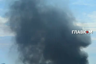 Уламки дрона впали у Шевченківському районі Києва, горять автівки