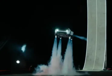 Маск представив спорткар Tesla, який здатен літати та перевертатися в повітрі (відео)