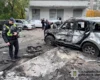 Вирва у дворі та розтрощені авто: наслідки падіння дрона в Деснянському районі (фото)