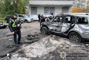 Вирва у дворі та розтрощені авто: наслідки падіння дрона в Деснянському районі (фото)
