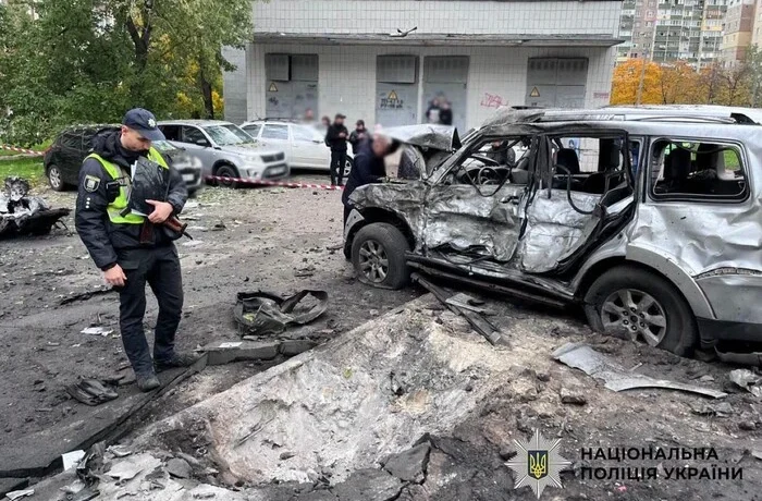 Вирва у дворі та розтрощені авто: наслідки падіння дрона в Деснянському районі (фото)