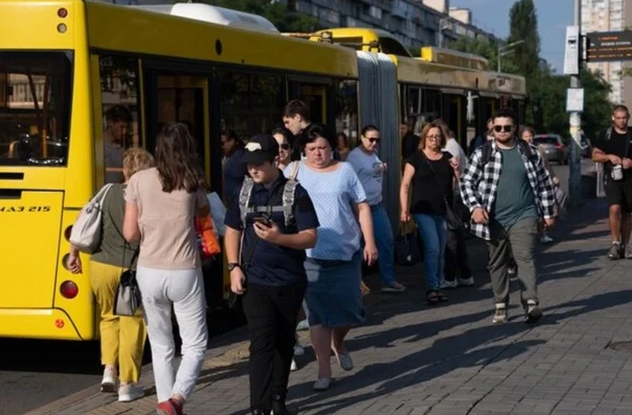 У Києві через перекриття Північного мосту змінено рух восьми маршрутів