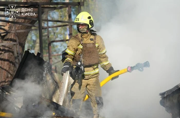 Російські дрони атакували Київ: у Святошинському районі загорівся склад
