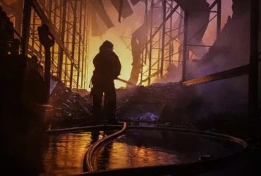 Ворожий удар по складах на Бучанщині: під завалами може перебувати жінка (фото)