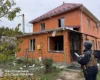 Росіяни атакували Київщину дронами: пошкоджено приватні будинки та авто, є поранена