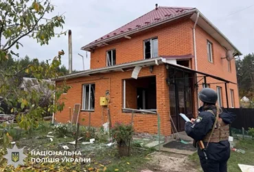 Росіяни атакували Київщину дронами: пошкоджено приватні будинки та авто, є поранена