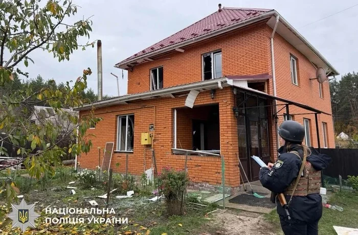 Росіяни атакували Київщину дронами: пошкоджено приватні будинки та авто, є поранена