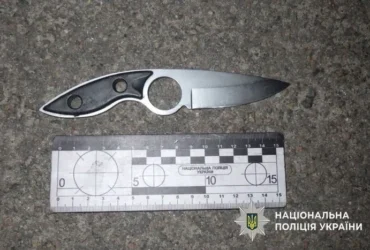 Пограбували жінку на зупинці у Києві: суд виніс суворий вирок двом грабіжникам