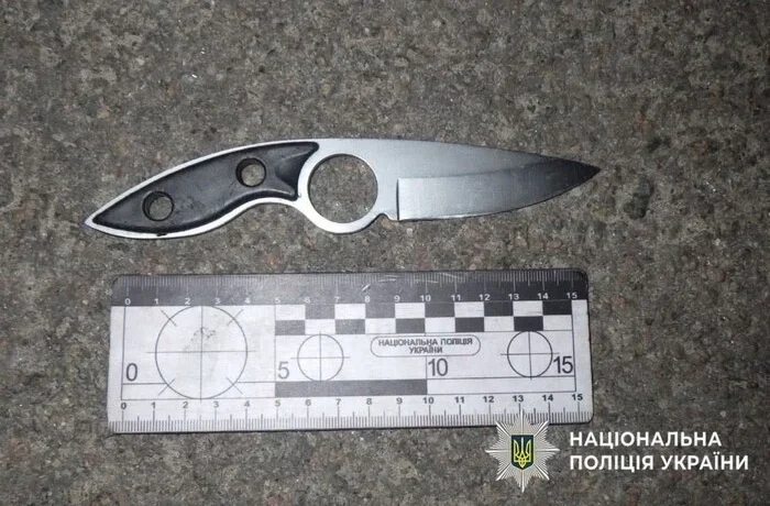 Пограбували жінку на зупинці у Києві: суд виніс суворий вирок двом грабіжникам