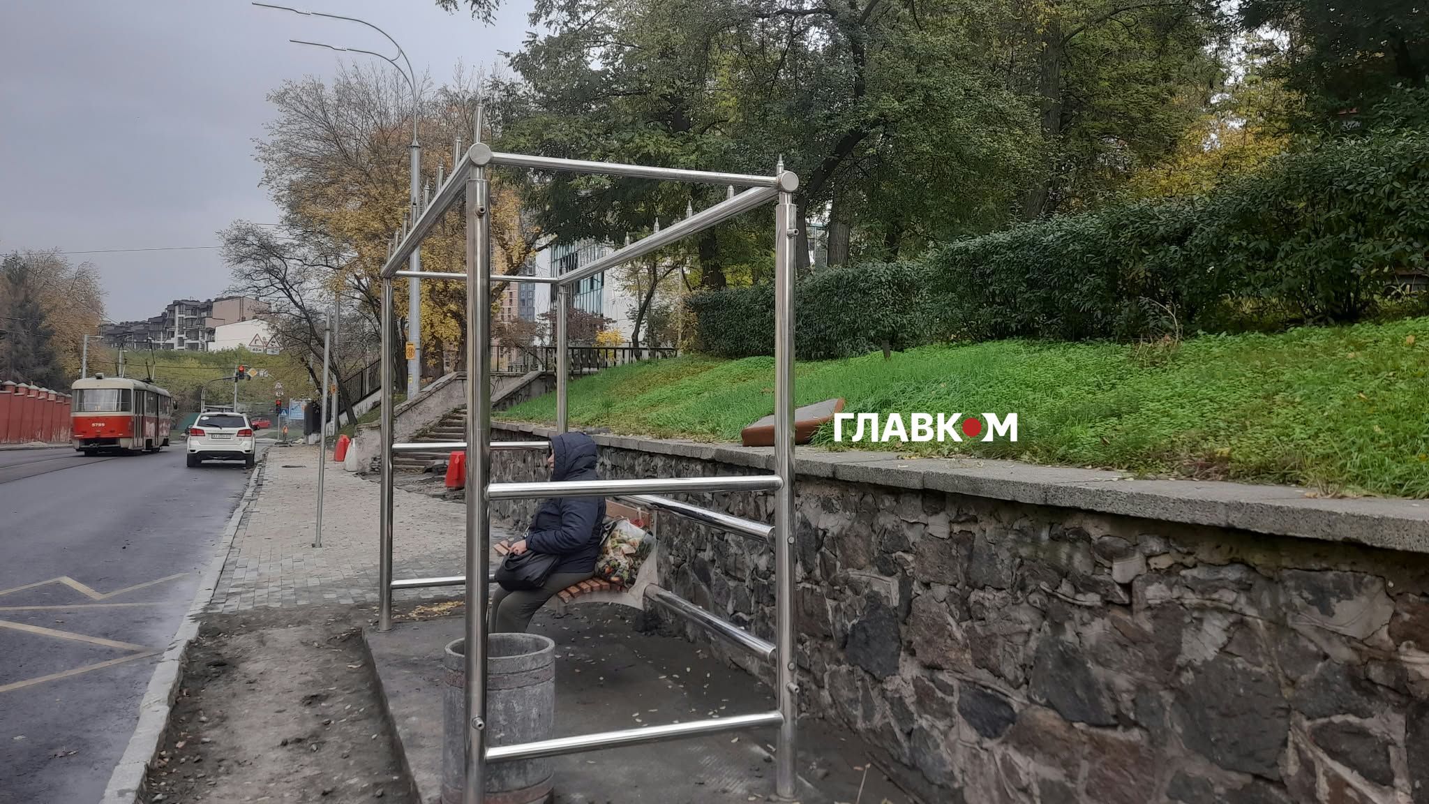 Пасажири тепер чекають на громадський транспорт фактично під відкритим небом
